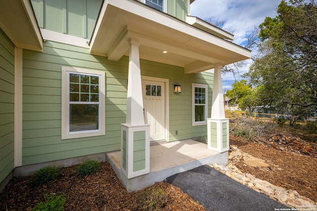 property entrance featuring a porch