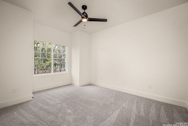 carpeted empty room featuring ceiling fan