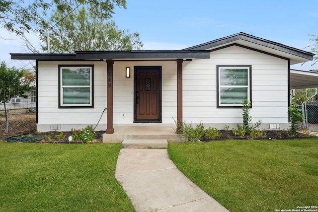 view of front of home featuring a carport and a front lawn