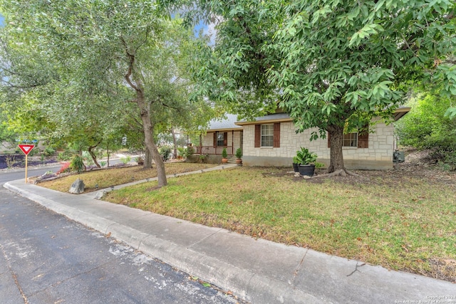 view of front of home featuring a front lawn