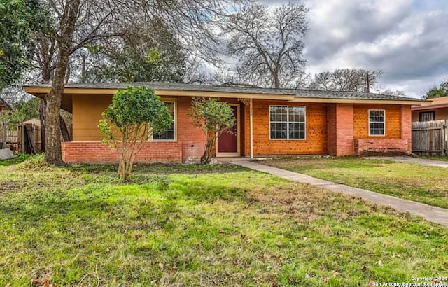 single story home featuring a front lawn