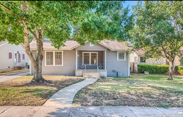 view of front of house featuring a front lawn