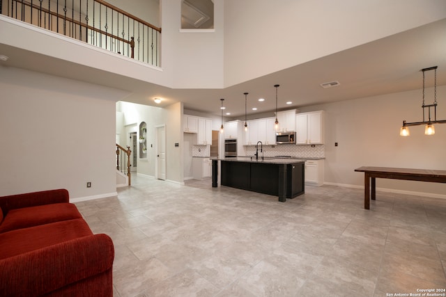 living room featuring sink and a high ceiling