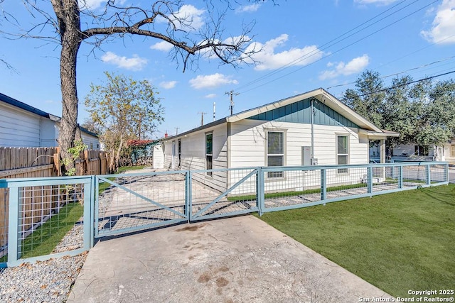 view of side of property featuring a yard