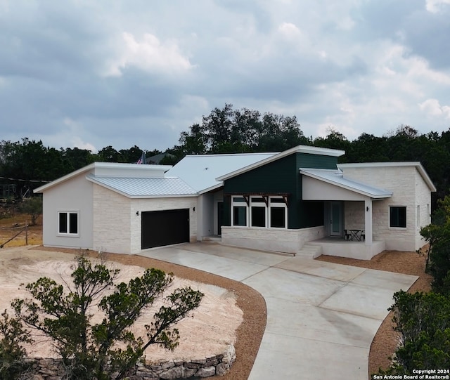 view of front facade featuring a garage