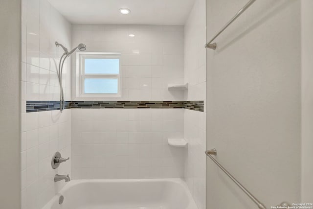 bathroom featuring tiled shower / bath