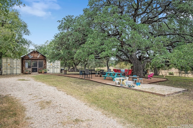 view of yard with an outdoor structure