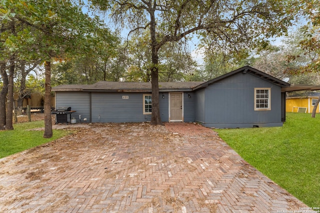 view of front of house with a front lawn