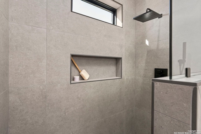 room details featuring tiled shower