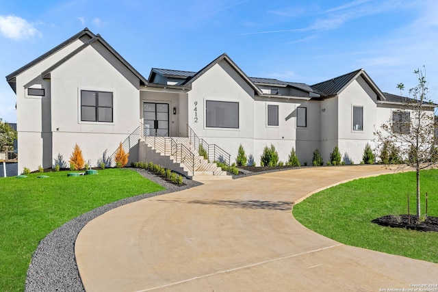 view of front facade with a front lawn