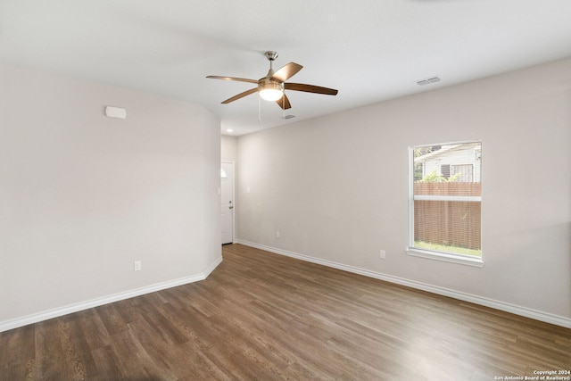 spare room featuring dark wood-type flooring and ceiling fan