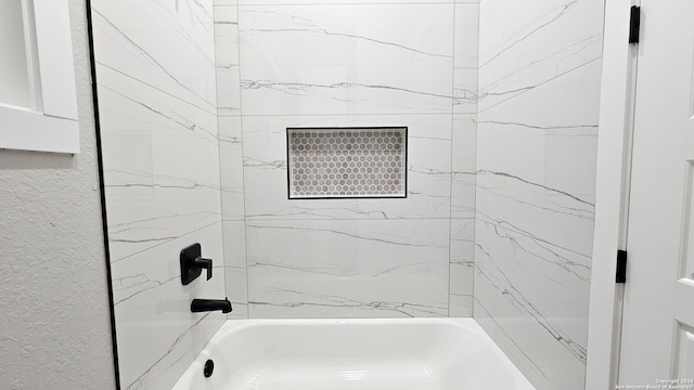 bathroom with tiled shower / bath combo