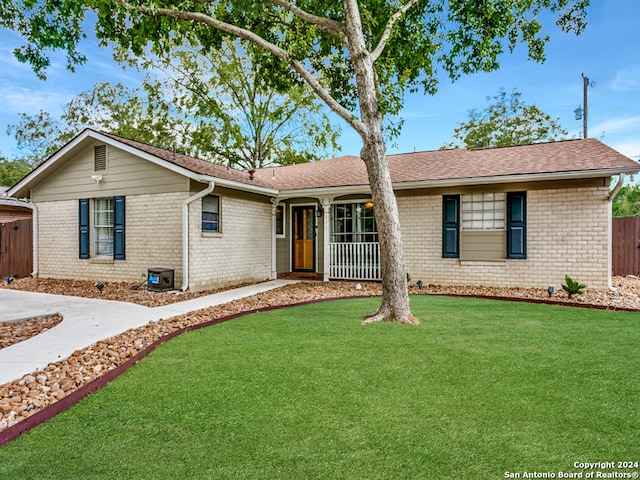 single story home with a front lawn