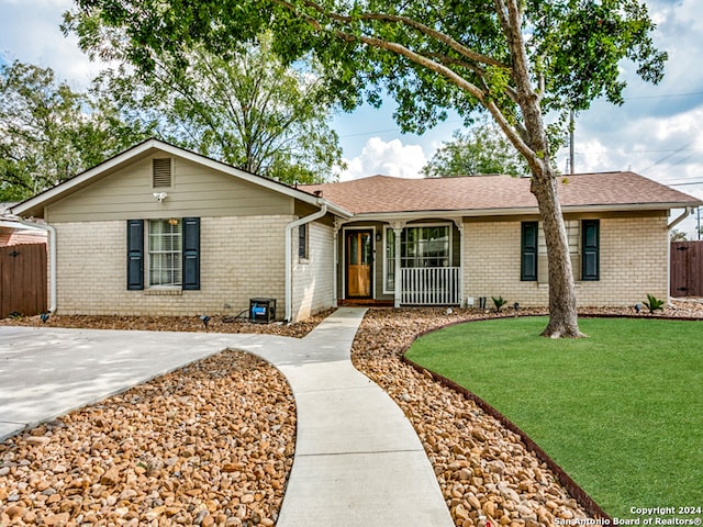 ranch-style home featuring a front lawn