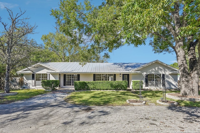 ranch-style home featuring a front lawn