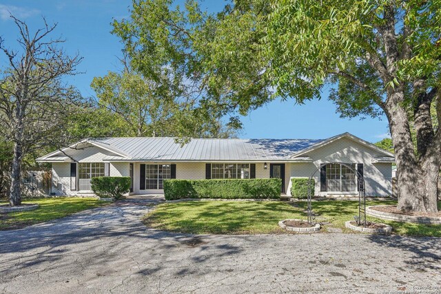 310 Rosewood Ave, Boerne, TX 78006 - ranch-style house with a front yard and brick siding