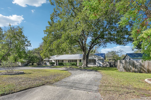 ranch-style home featuring a front lawn