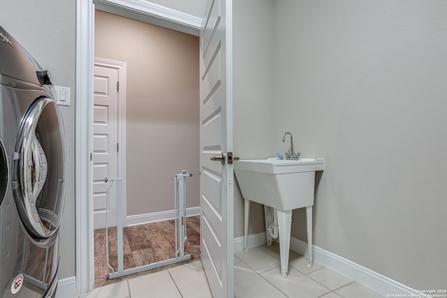 laundry room featuring light tile patterned flooring and washer / clothes dryer