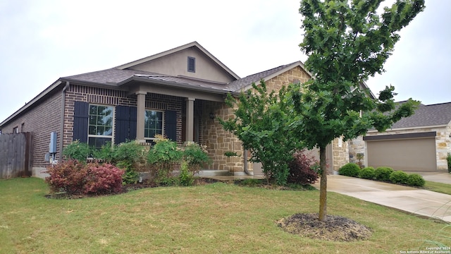 view of front of property featuring a front yard