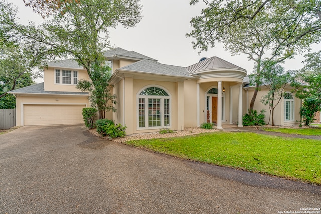 view of front facade featuring a front lawn and a garage