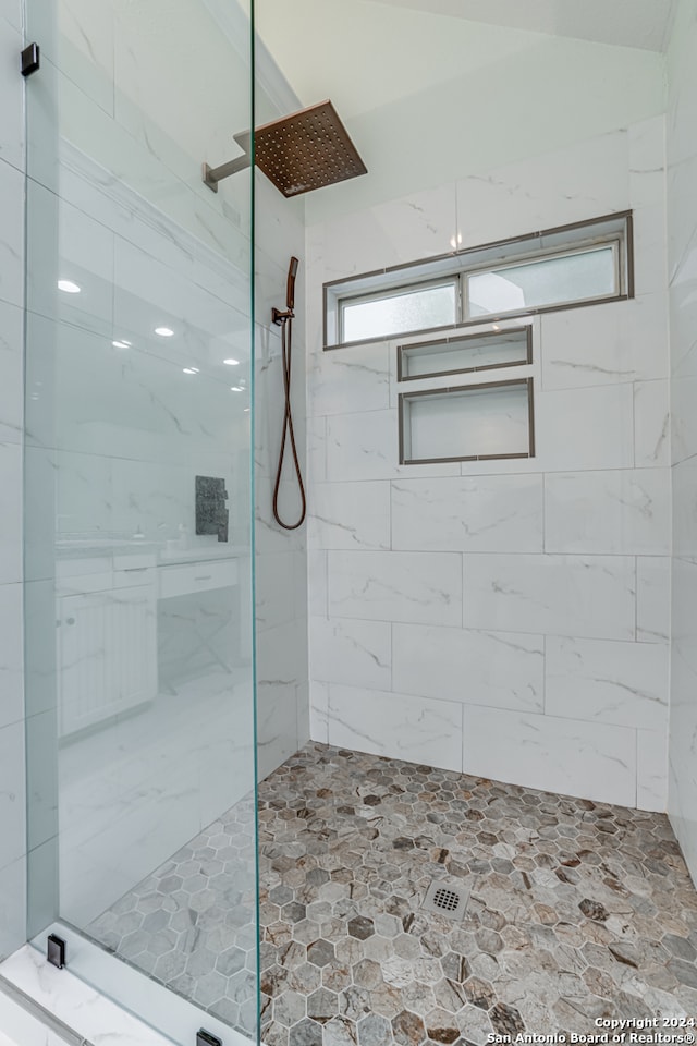 bathroom featuring a tile shower