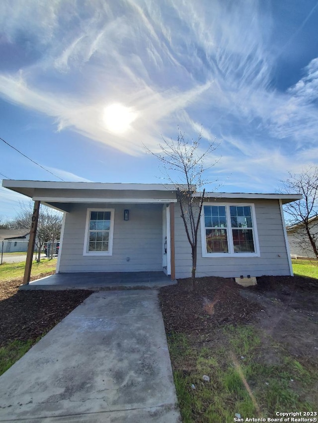 single story home with a carport