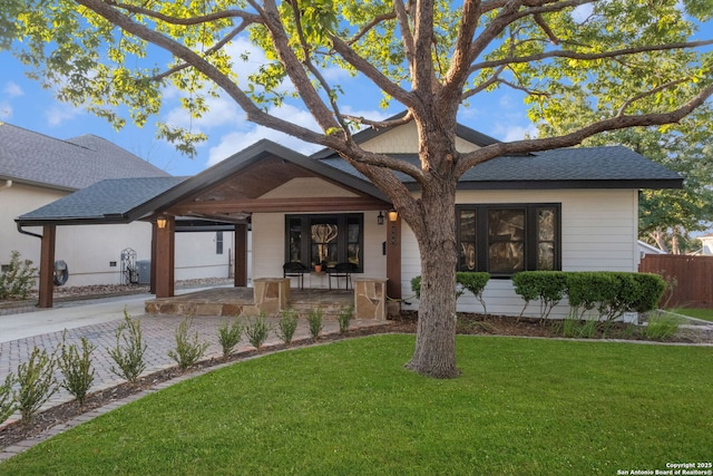 view of front of house featuring a front yard