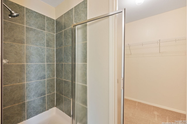 bathroom featuring a tile shower