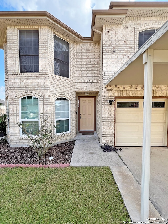 view of front facade with a garage and a front yard