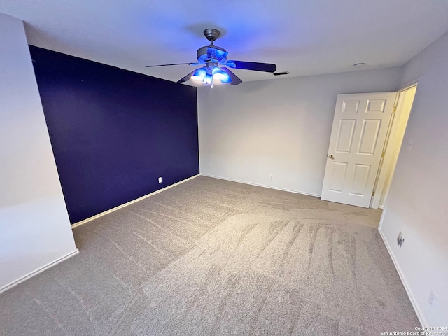 carpeted empty room featuring ceiling fan