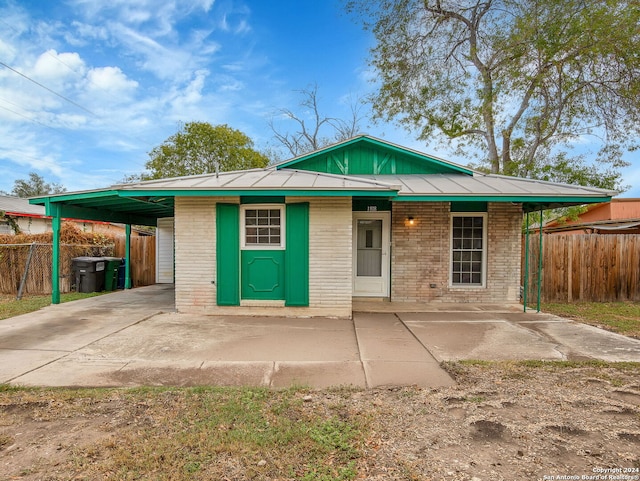 view of front of property featuring a carport