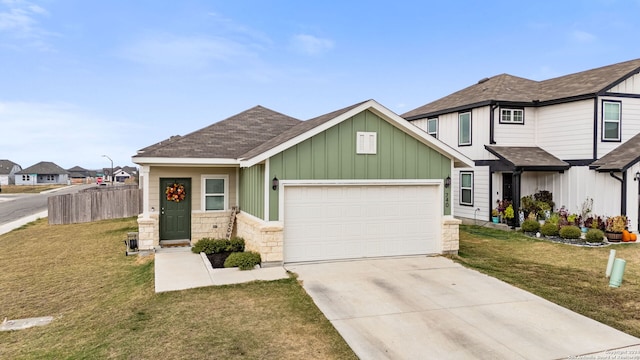 view of front of home featuring a front lawn and a garage