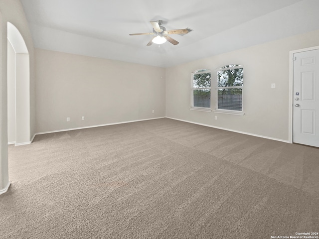 carpeted empty room featuring ceiling fan