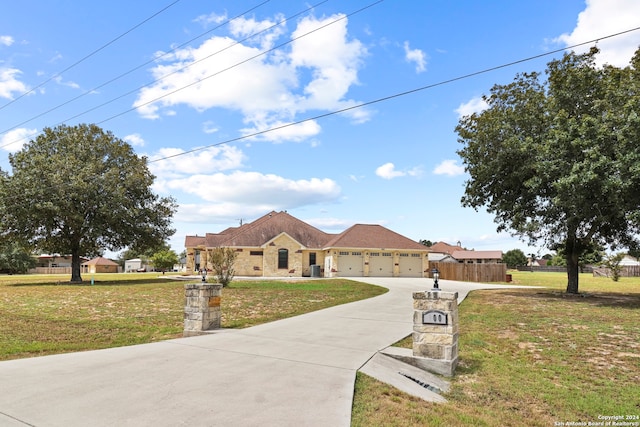 view of front of home featuring a front yard