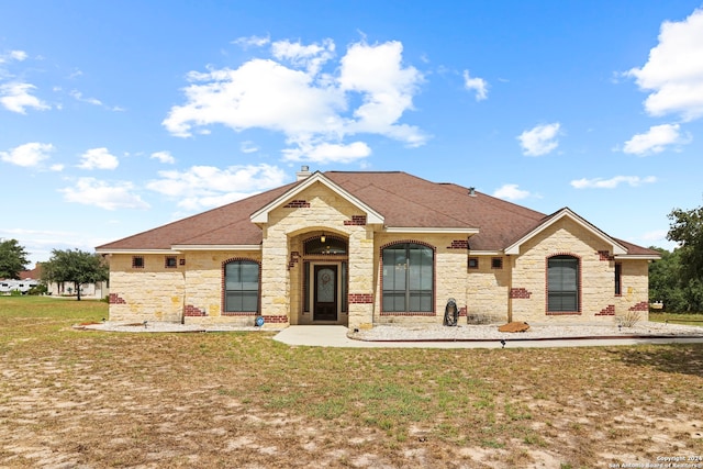 view of front of property with a front yard