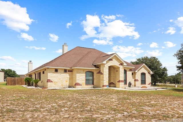 view of front facade with a front yard