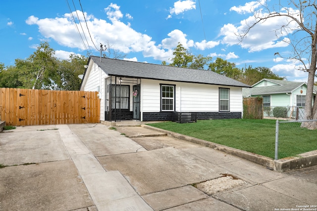 single story home featuring a front yard