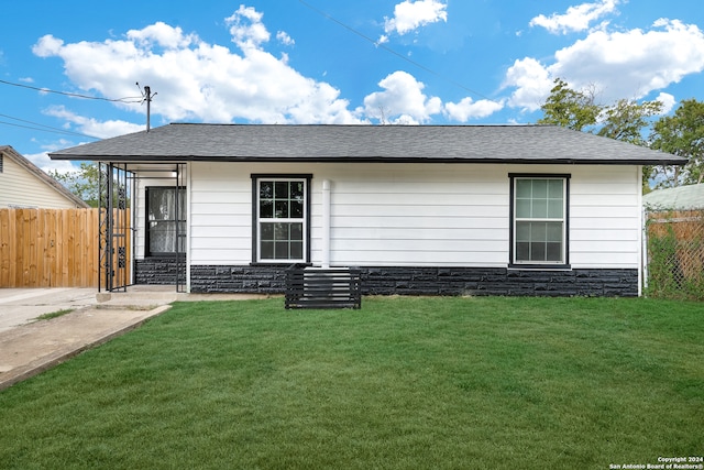 view of front of property featuring a front lawn