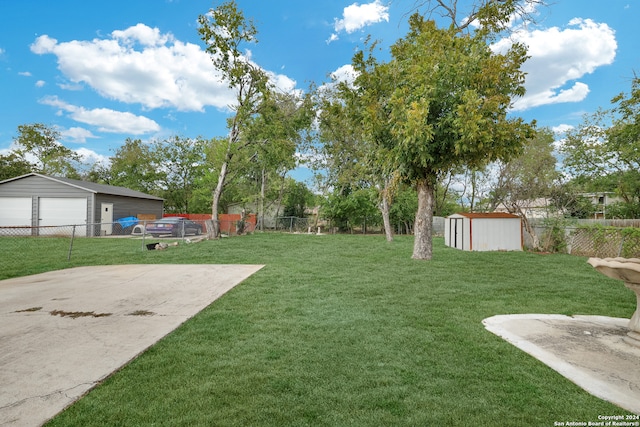 view of yard featuring a storage unit