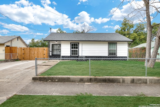 view of front of property featuring a front lawn