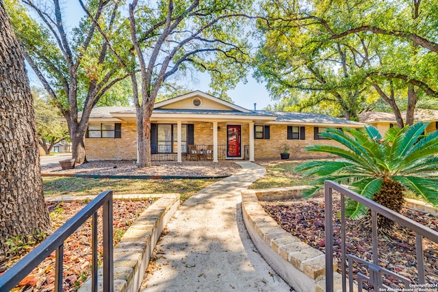 ranch-style home with a porch