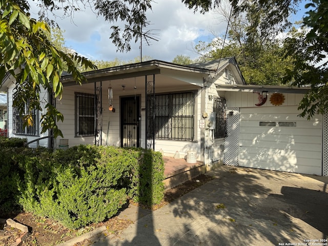 view of front facade featuring a garage and a porch