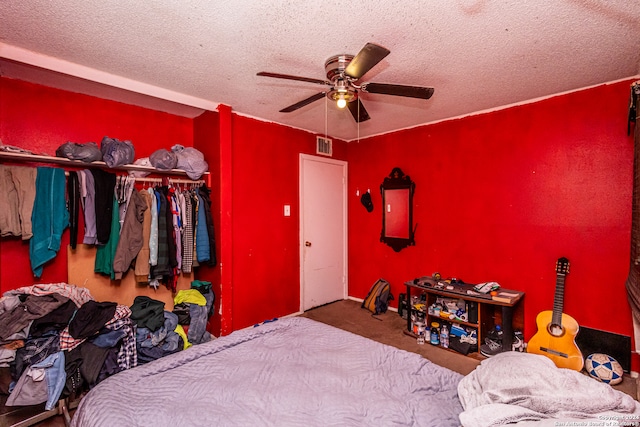 bedroom featuring ceiling fan, a textured ceiling, a closet, and carpet floors