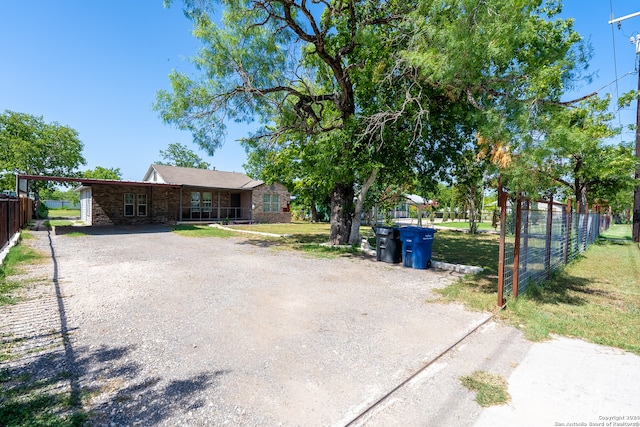 view of front facade featuring a front lawn