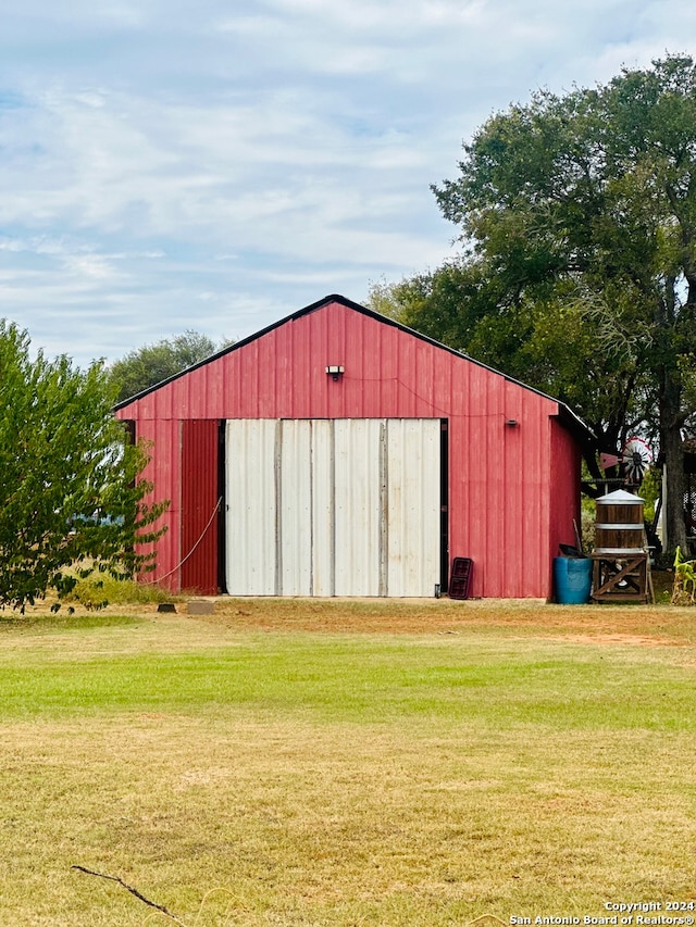 view of outdoor structure featuring a yard