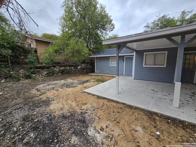 view of yard featuring a patio