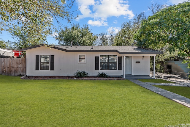 single story home with a front lawn