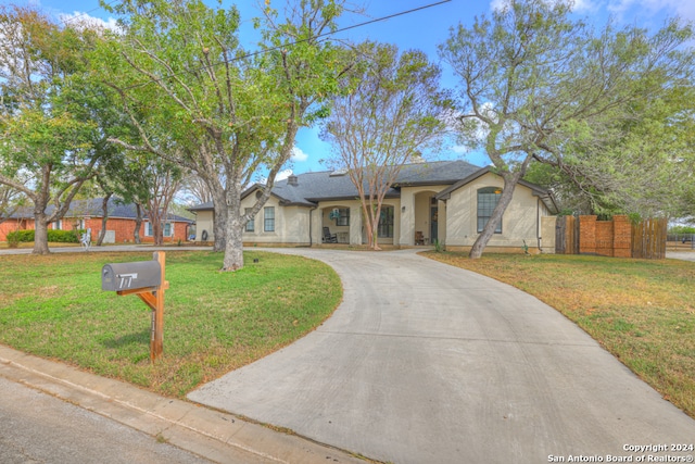 ranch-style house featuring a front yard