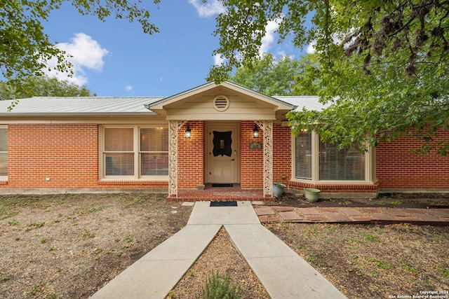 ranch-style home with a porch