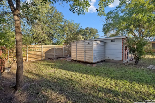 view of yard with a storage shed